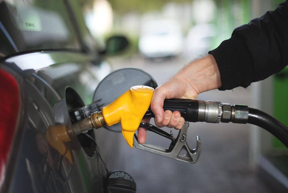 Harga runcit bagi petrol RON97 RON95 dan diesel kekal. - Foto hiasan