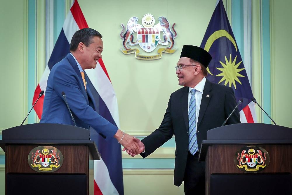 Perdana Menteri Datuk Seri Anwar Ibrahim bersalaman dengan Srettha Thavisin pada sidang media bersama di Perdana Putra pada Rabu sempena lawatan kerja dua hari Perdana Menteri Thailand itu ke Malaysia. - Foto Bernama