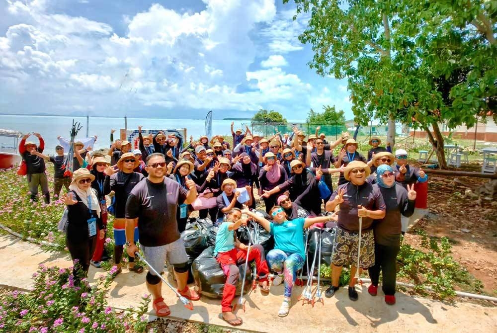 Khairil Anuar (dua dari kanan) bersama masyarakat setempat dan kakitangan CBP telah menyertai Pembersihan Pantai Antarabangsa 2023 (ICCMY2023) di Pulau Selakan, Semporna, pada Rabu.