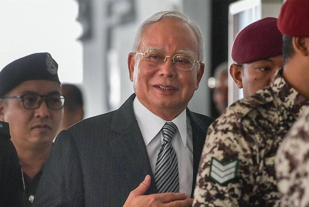 Najib (dua, kiri) hadir bagi perbicaraan kes 1MBD di Mahkamah Tinggi pada Rabu.- Foto Bernama