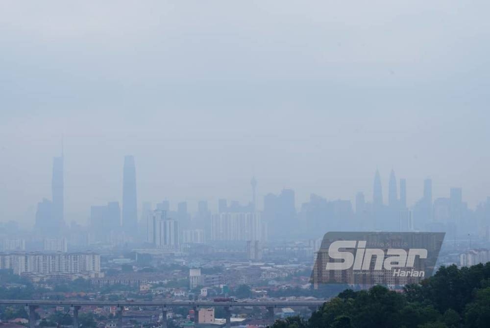 Pemandangan Bandaraya Kuala Lumpur diselubungi jerebu ketika tinjauan lensa Sinar Harian dari Bukit Ampang pada Selasa. - Foto Sinar Harian MOHD HALIM ABDUL WAHID