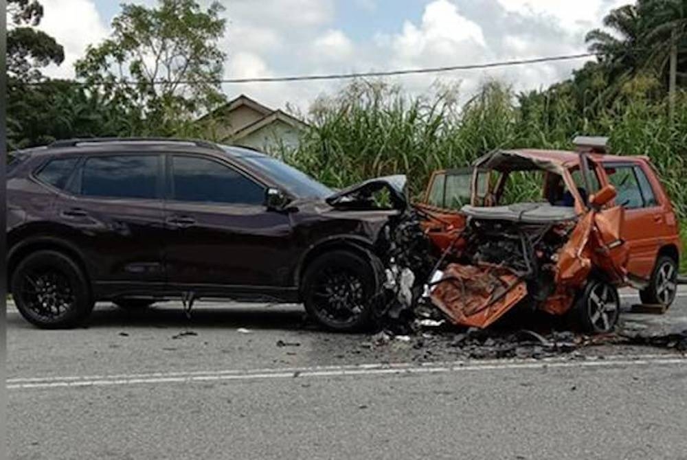 Keadaan dua buah kenderaan yang remuk akibat kemalangan di Jalan Kampung Gajah - Tanjung Tualang berhampiran Kampung Changkat Rambai, Pasir Salak pada Rabu.