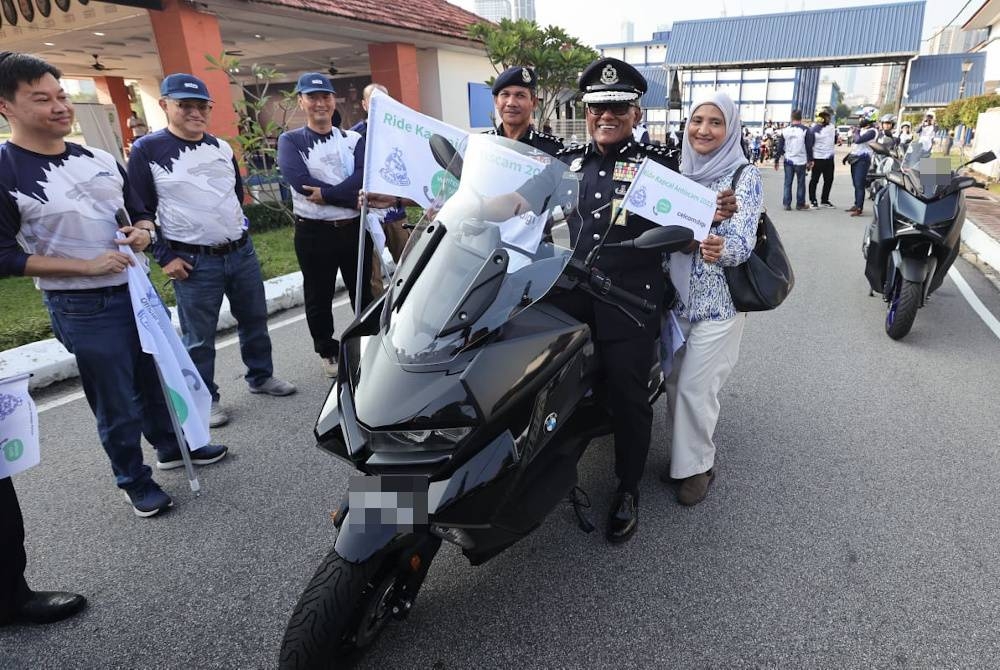 Ramli melakukan gimik pelancaran Kapcai Ride Anti Scam JSJK di Pulapol Kuala Lumpur di sini, pada Khamis.