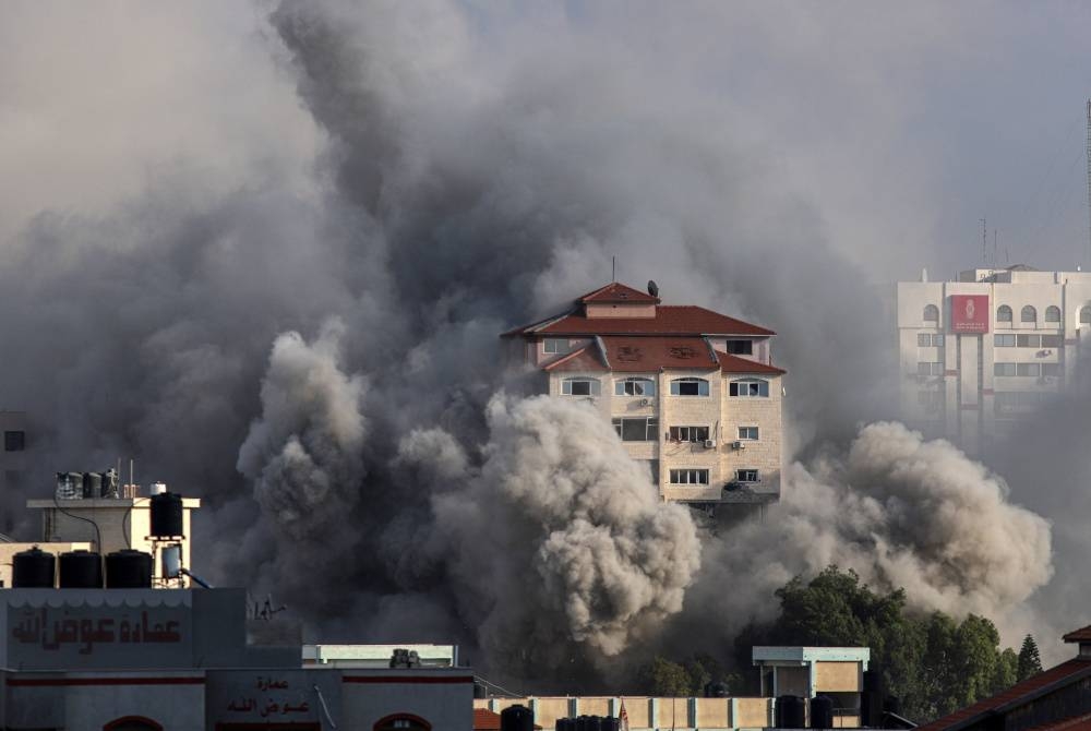 Kelihatan asap berkepul-kepul berikutan serangan udara Israel di Gaza City, pada Rabu. - Foto Xinhua