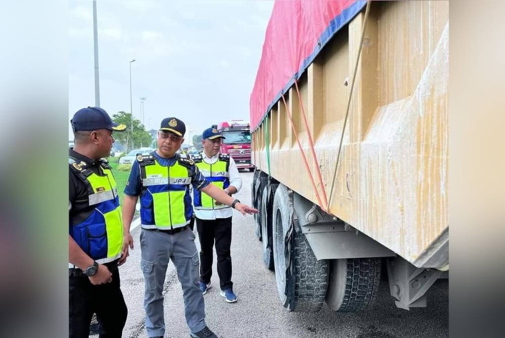 Lokman (tengah) ketika Op Mammoth Khas di Hulu Langat, pada Rabu.