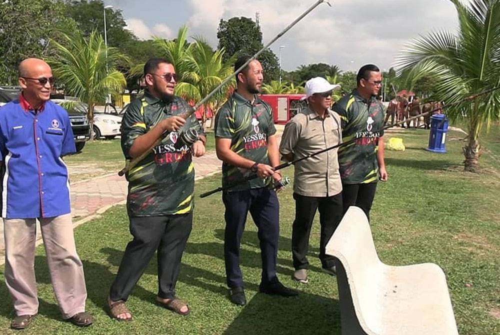 Wan Muhammad Hafizzul (dua,kanan) memaklumkan lapan pemancing dari Indonesia yang turut sama dalam Cabaran Memancing Negeri Pahang pada 21 Oktober ini di Tasik Pelindung di sini.