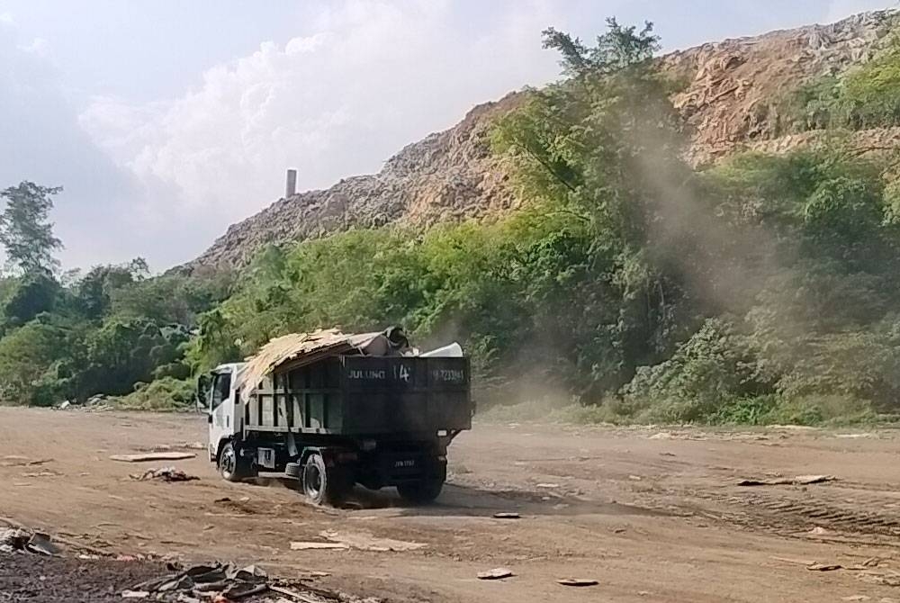 Keadaan di tapak pelupusan sampah Tanjung Langsat, Pasir Gudang.