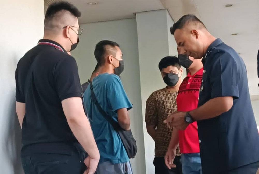 Sebahagian daripada 12 lelaki yang merusuh menggunakan senjata kerana berebut untuk menunda kereta dalam kemalangan di Kampung Malaysia Tambahan, Cheras minggu lalu, hadir di Mahkamah Majistret Kala Lumpur pada Khamis.