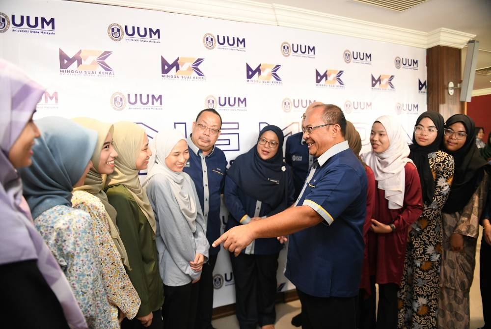 Nurin Najla (lima dari kiri), Nurin Najma (empat dari kiri) dan pasangan kembar lain diraikan oleh Naib Canselor UUM, Prof Dr Mohd Foad Sakdan (tengah).