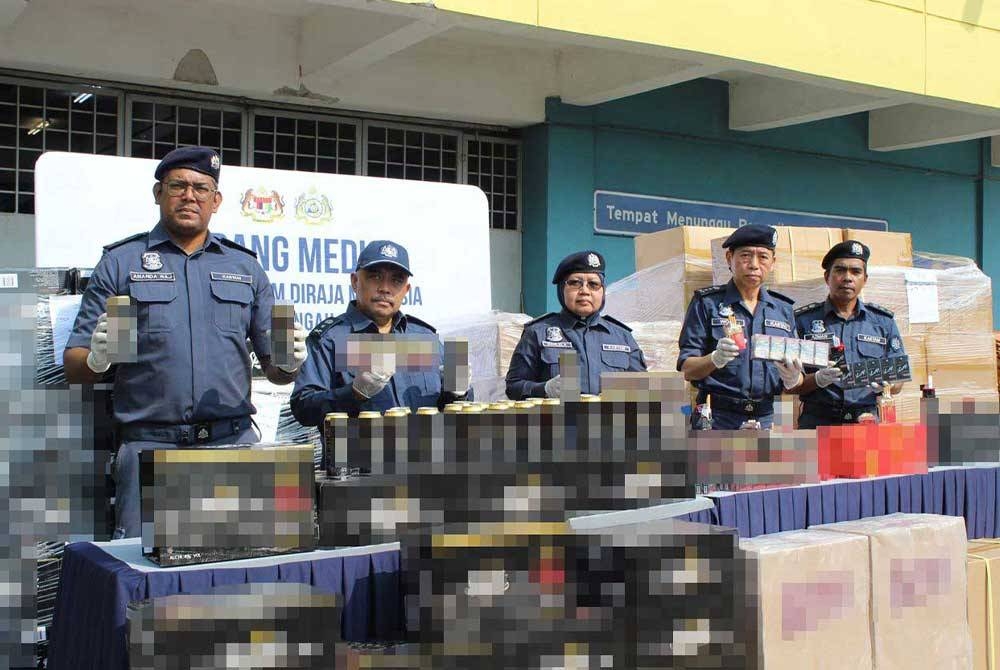 Norlela (tengah) menunjukkan barangan dirampas daripada sindiket penyeludupan hasil tiga serbuan berasingan di sekitar Lembah Klang pada Ogos lalu.