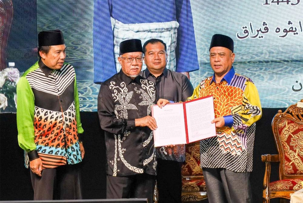 Saarani (kanan) menerima Deklarasi Ipoh daripada Wan Zahidi ketika menyempurnakan Majlis Perasmian Muzakarah Sultan Nazrin Muizzuddin Shah di sebuah hotel di sini pada Khamis.