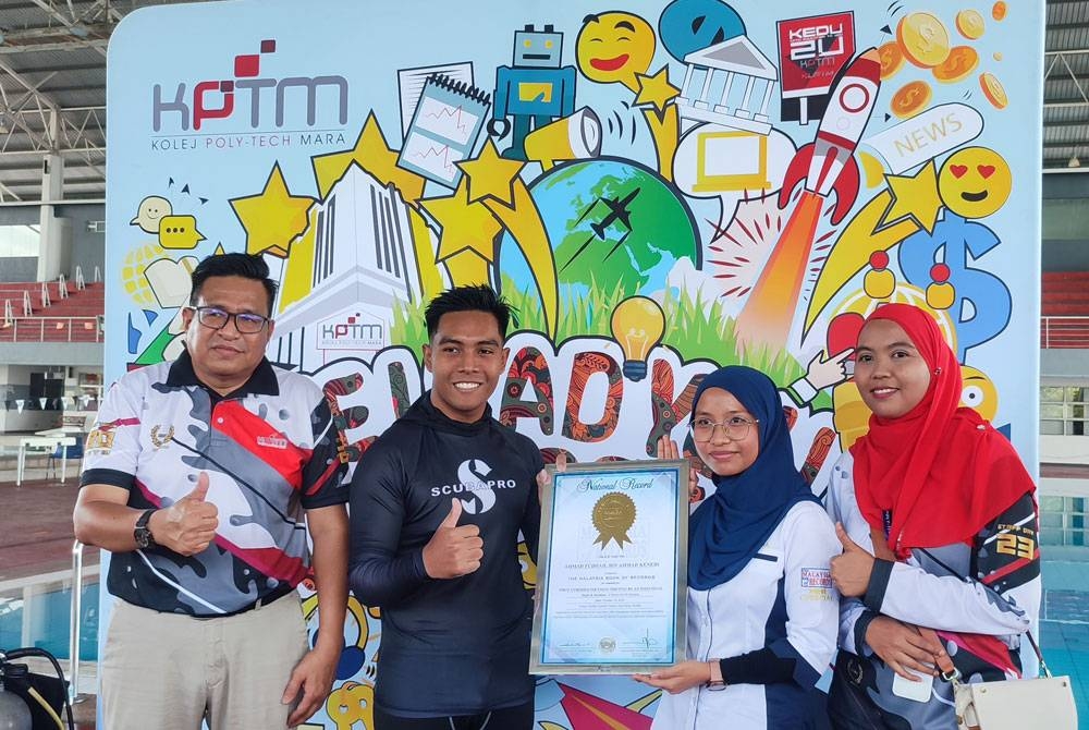 Pegawai MBOR, Siti Nurhanim Mohd Noh (dua kanan) menyerahkan sijil MBOR: The First Underwater Essay Writing in Malaysia kepada Pelajar Semester Enam Diploma Pengurusan Pejabat KPTM Alor Setar, Ahmad Fudhail Ahmad Kenedi (dua kiri) sambil disaksikan Pengarah KPTM Alor Setar,Mudzir Mohamad (kiri) di Pusat Akuatik Negeri Kedah, di sini, pada Khamis.