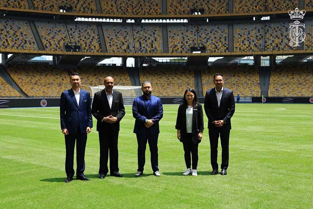 Tunku Ismail (tengah) bersama Hannah (dua kanan) selepas merasmikan padang baharu Zeon Zoysia di Stadium Nasional Bukit Jalil, Kuala Lumpur pada Khamis. Foto ihsan Unit Media dan Komunikasi Istana Bukit Pelangi