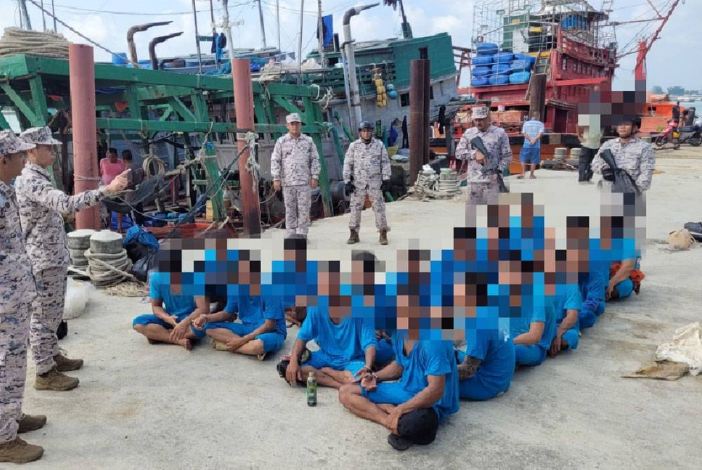 Nelayan asing warga Vietnam ditahan Maritim Malaysia kerana disyaki menceroboh dan merompak hasil laut di perairan Mersing.