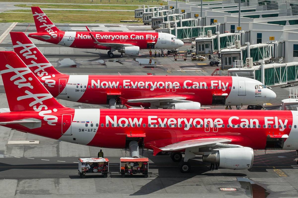 AirAsia menawarkan diskaun 50 peratus bagi tambang asas sehala secara eksklusif kepada penumpang MYAirline yang terjejas. - Foto AFP