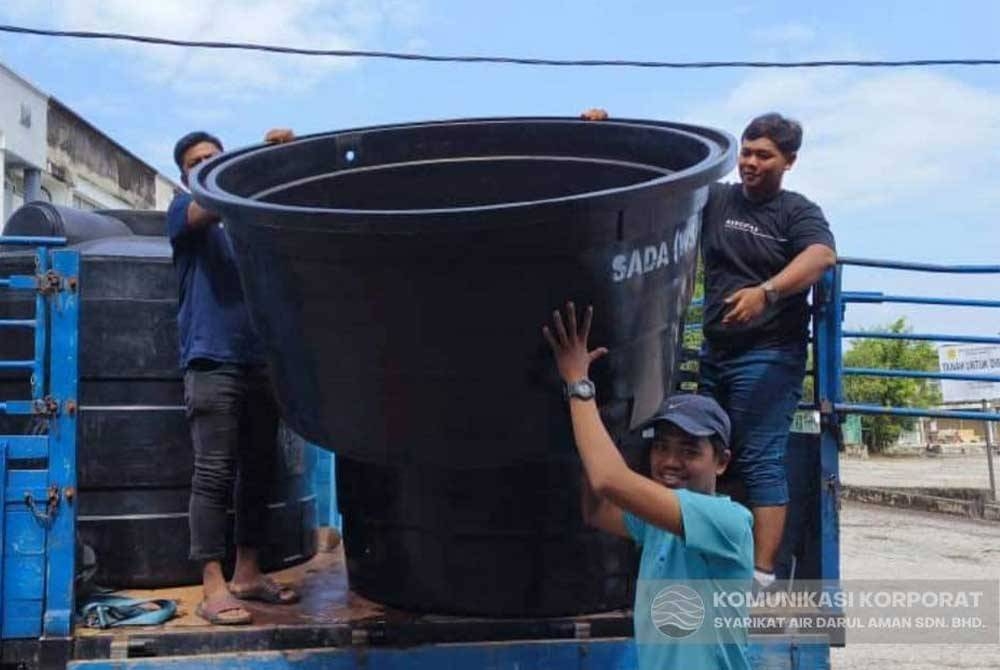 Tangki statik ditempatkan di lokasi terjejas di Kulim sebagai kelangsungan bekalan air terawal kepada pengguna. - Foto ihsan SADA