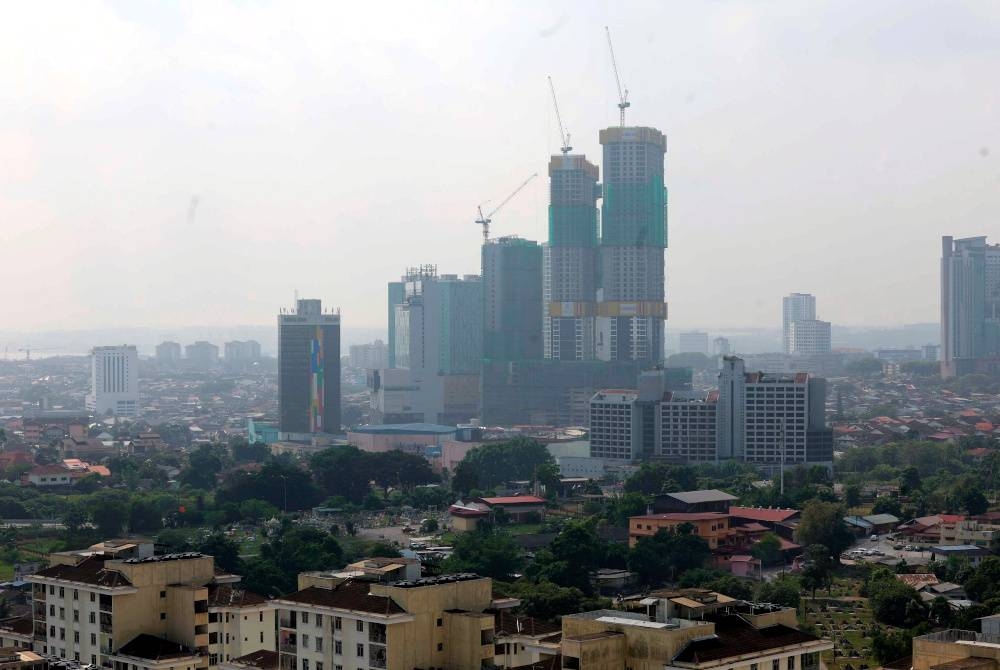 Pemandangan ruang udara sekitar Larkin, Johor Bahru yang diliputi jerebu. - Foto Bernama