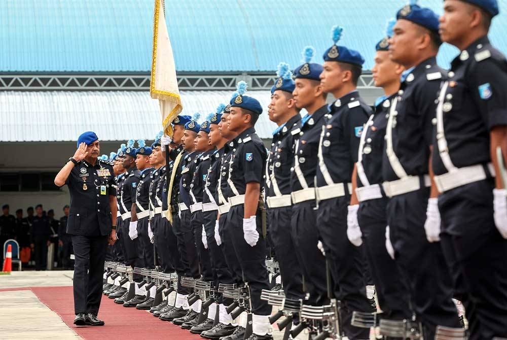 Razarudin (kiri) memeriksa perbarisan kawalan kehormat pada Majlis Sambutan Peringatan Hari Pasukan Polis Marin Ke-76 di Markas Pasukan Polis Marin, Batu Uban. - Foto Bernama