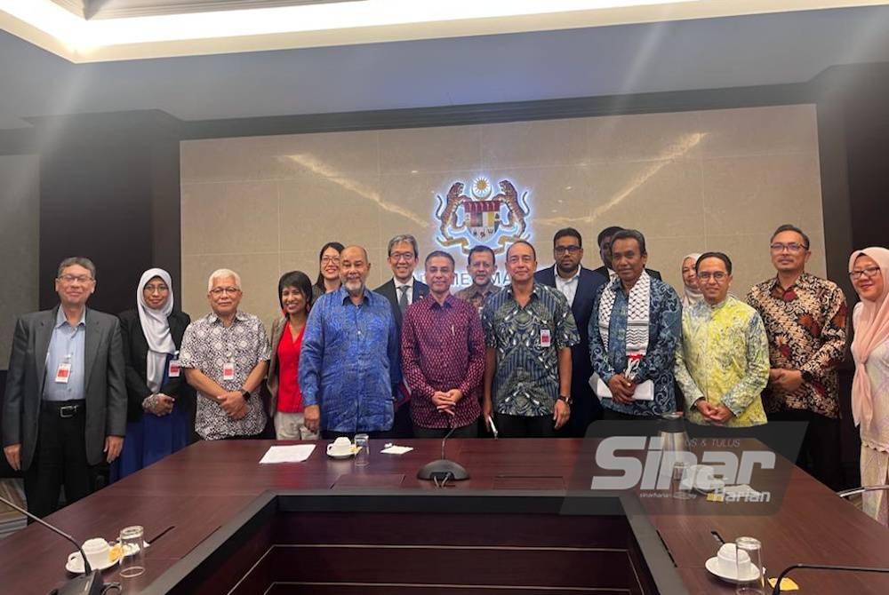 Syed Ibrahim bergambar bersama pasukan kumpulan selepas selesai mesyuarat KRPPM-IGAR di Bilik Mesyuarat 2, Blok Ahli Parlimen dan Pentadbiran, Parlimen Malaysia pada Khamis.