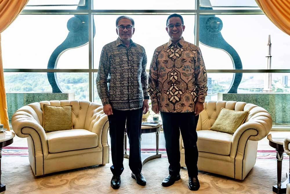 Anwar menerima kunjungan hormat mantan Menteri Pendidikan dan Kebudayaan Indonesia, Anies Rasyid Baswedan di Putrajaya. - Foto Facebook Anwar Ibrahim