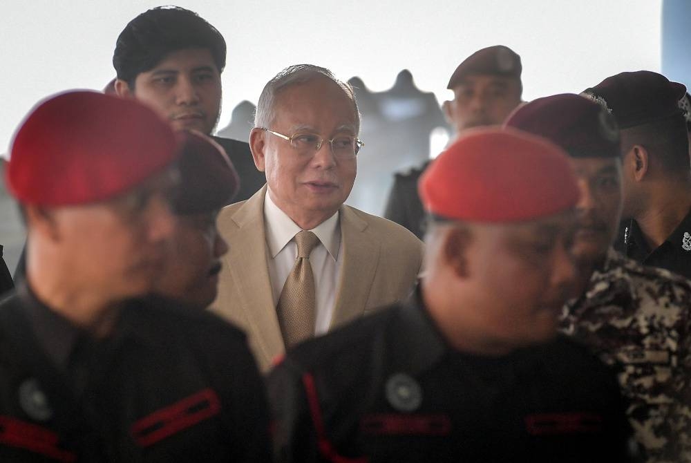 Najib (tengah) hadir di Kompleks Mahkamah Kuala Lumpur bagi perbicaraan kes 1Malaysia Development Bhd (1MDB) di Mahkamah Tinggi. - Foto Bernama