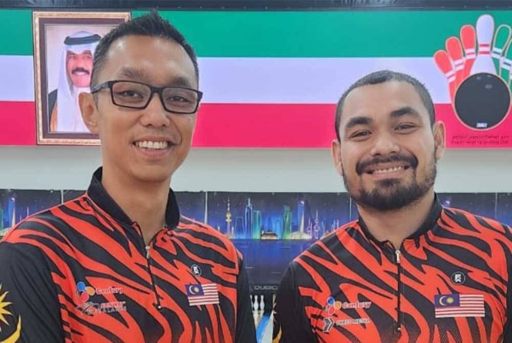 Syafiq Ridhwan (kanan) dan Ahmad Muaz (kiri) menghadiahkan pingat gangsa dalam acara boling beregu lelaki di Kejohanan Dunia di Salmiya, Kuwait.