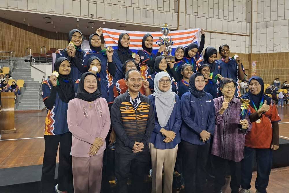 Yatimah (depan, kanan) bersama skuad Wilayah Persekutuan Kuala Lumpur mengungguli Kejohanan Bola Jaring Kebangsaan baru-baru ini.