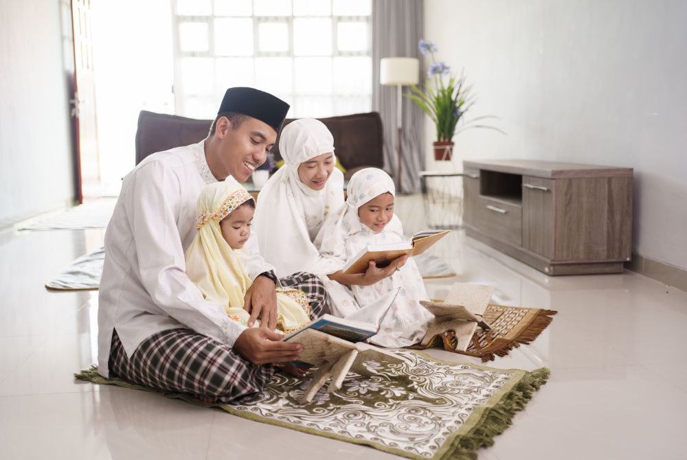 SELAIN al-Quran, dalami pengajian hadis dengan guru yang faqih supaya kita memahaminya dengan sempurna. -Foto: 123RF