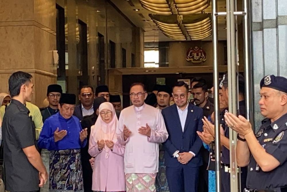 Anwar diiringi isteri, Datuk Seri Wan Azizah Wan Ismail bertolak dari bangunan Perbendaharaan menuju ke Dewan Rakyat bagi membentangkan Belanjawan 2024 Malaysia Madani.