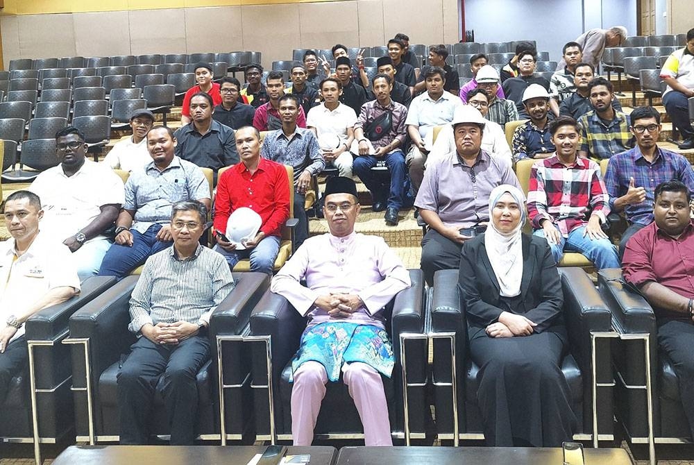 Saipolyazan (duduk depan tengah) bergambar beramai-ramai selepas Majlis Graduasi Program FOT dan MoU Antara STDC dan SRC Global Sdn Bhd.