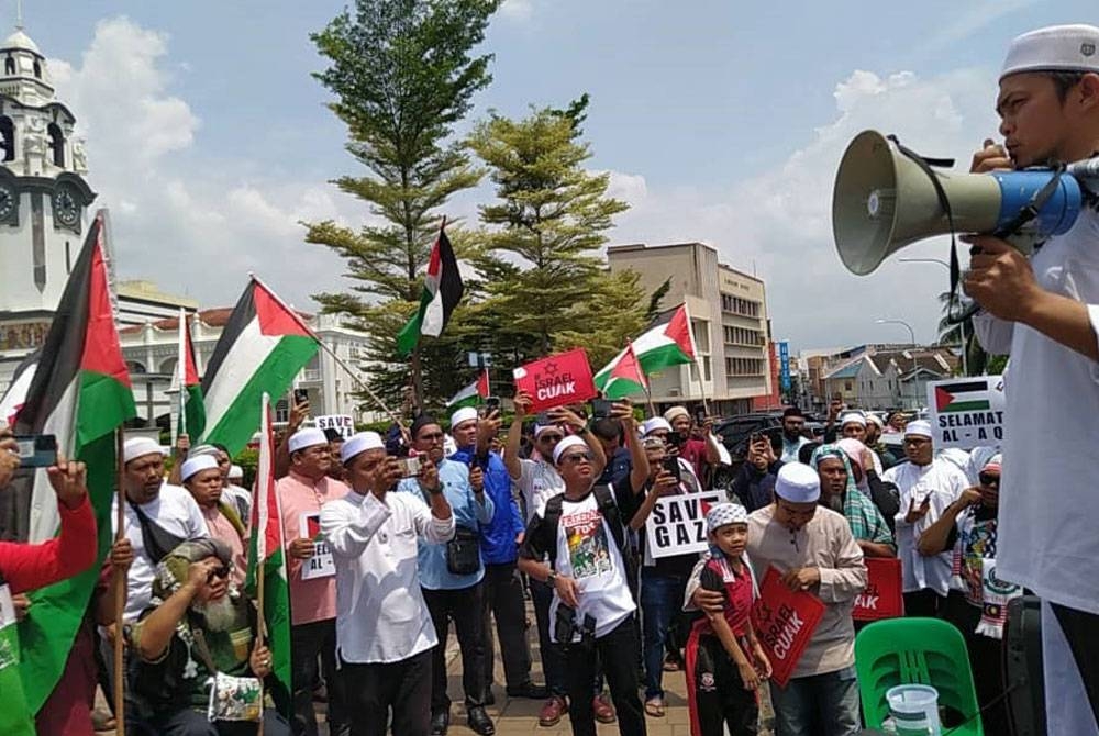 Kira-kira 300 orang menyertai Himpunan Solidariti Palestin di luar pekarangan Masjid Sultan Idris Shah II iaitu Masjid Negeri Perak pada Jumaat.