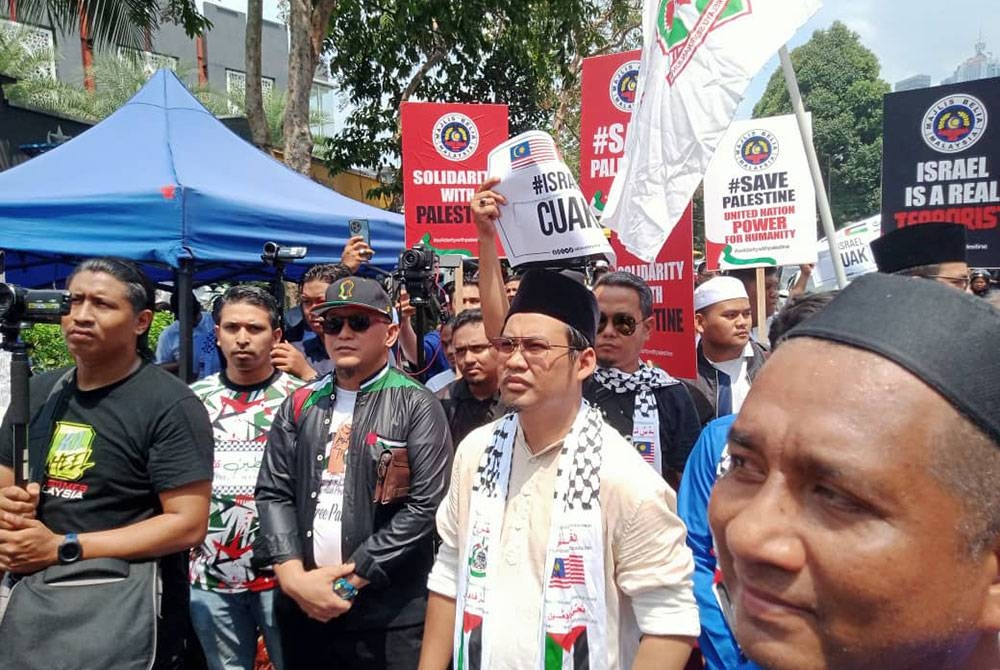 Muhd Fazreen (depan, dua dari kanan) dalam Himpunan Solidariti Bersama Gaza oleh NGO di Masjid Jamek Kampung Baru di Kuala Lumpur pada Jumaat.