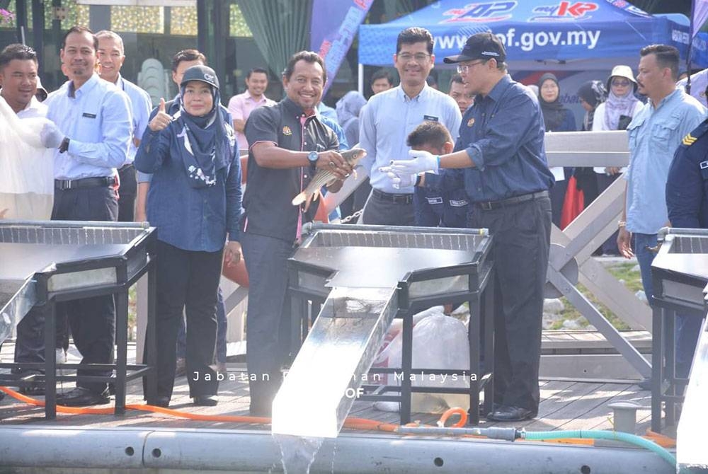 Lokman ketika melepaskan benih ikan di Tepian Tasik, Putrajaya pada Jumaat.