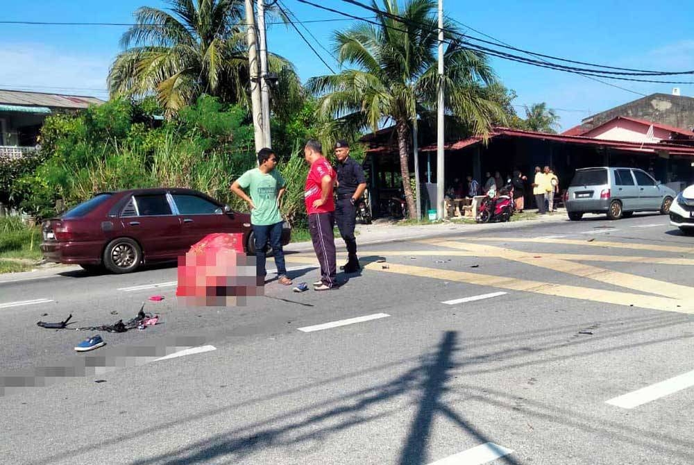 Ahli keluarga mangsa ketika berada di lokasi kejadian di Cabang Empat Tumpat pagi Jumaat.