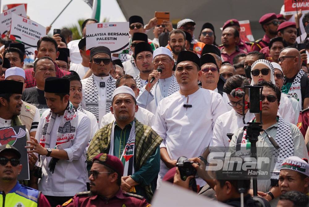 Pemimpin kerajaan dan pembangkang sepentas bagi menyatakan solidariti kepada rakyat Palestin pada Himpunan Solidariti Bersama Gaza di Masjid Negara. - Foto: ROSLI TALIB