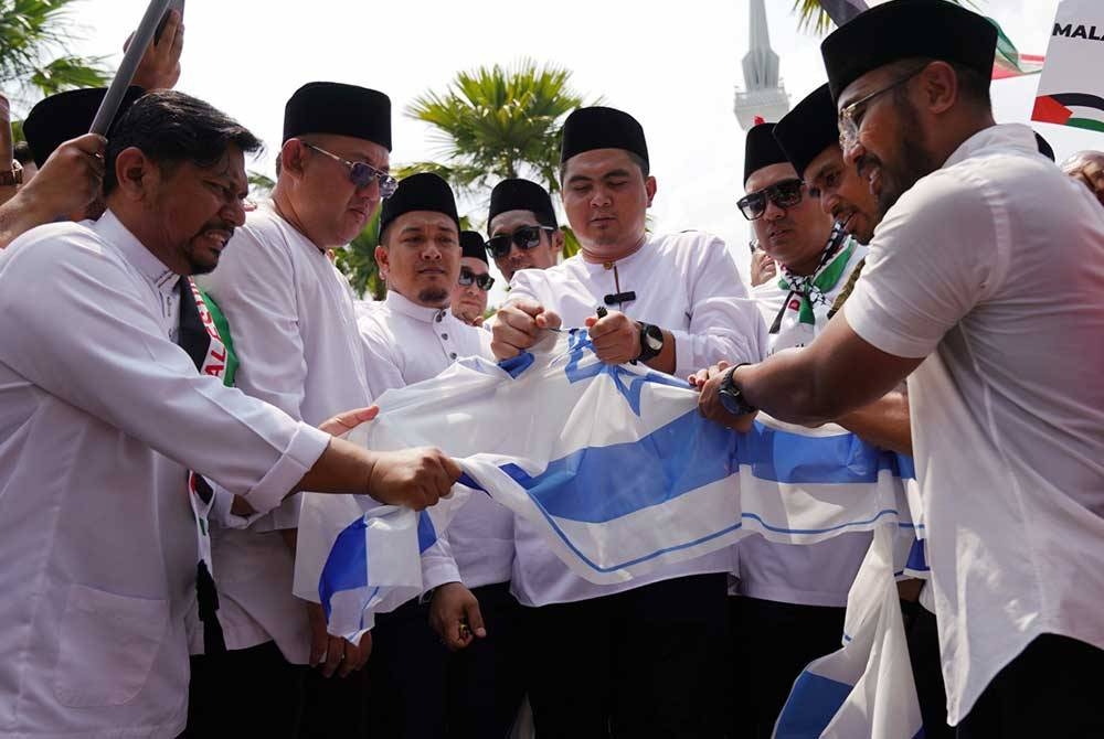 Muhammad Akmal (tengah) dalam simbolik bantah kekejaman Israel semasa Himpunan Solidariti Bersama Gaza di Masjid Negara, Kuala Lumpur pada Jumaat. - FOTO: SINAR HARIAN/ROSLI TALIB