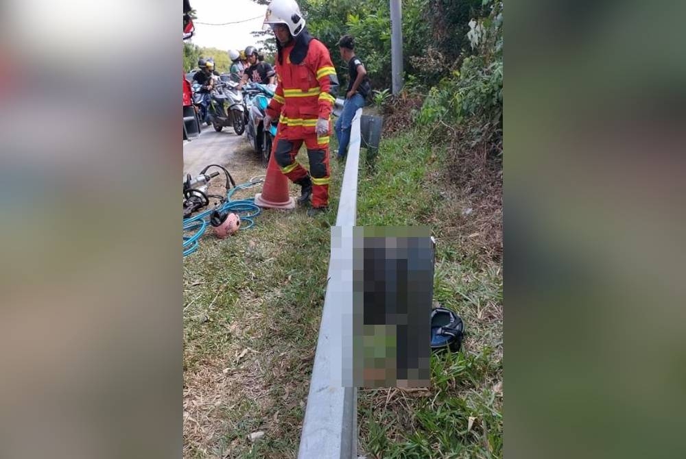 Seorang kanak-kanak perempuan cedera parah apabila tangannya tersepit di pengadang jalan selepas motosikal dinaiki bersama ibunya terbabas di Kampung Sungai Kerak, dekat sini pada Jumaat.