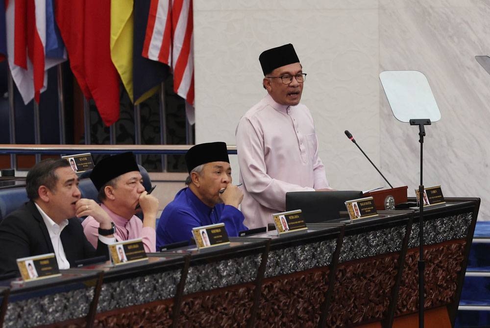 Anwar ketika membentangkan Belanjawan 2024 Malaysia MADANI bertemakan “Reformasi Ekonomi, Memperkasa Rakyat" di Dewan Rakyat pada Jumaat. - Foto: Bernama