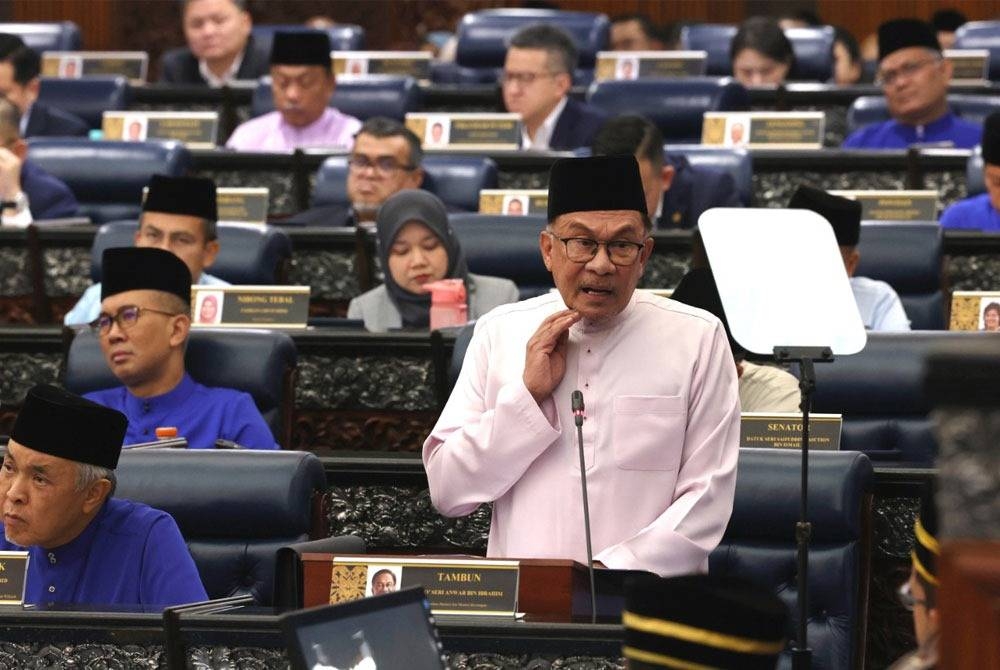 Anwar ketika membentangkan Belanjawan 2024 bertemakan Reformasi Ekonomi Memperkasakan Rakyat pada Jumaat. Foto: Bernama 