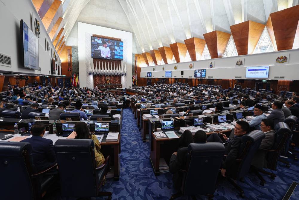 Suasana ketika pembentangan Belanjawan 2024 Malaysia MADANI oleh Perdana Menteri di Dewan Rakyat pada Jumaat. - Foto Bernama