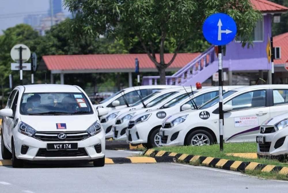 Kerajaan bersetuju meneruskan bayaran ujian memandu bagi lesen motosikal kelas B2, e-hailing dan teksi untuk manfaat lebih 40,000 belia daripada keluarga kurang mampu. - Gambar hiasan