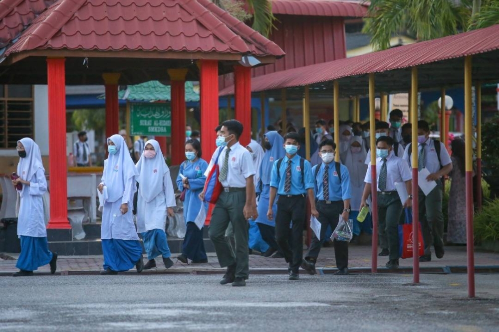 Kerajaan bersetuju memperluaskan pemberian bantuan di bawah Kumpulan Wang Amanah Pelajar Miskin kepada murid sehingga Tingkatan 3 berbanding Tingkatan 1 sebelum ini. - Gambar hiasan