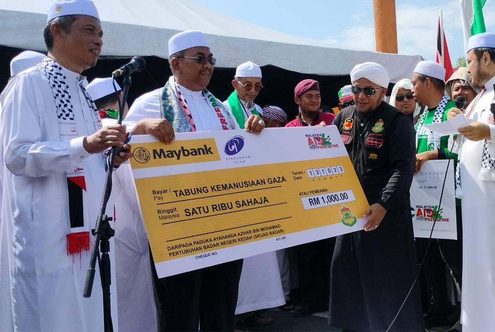 Antara NGO yang hadir dan turut menyerahkan replika cek kepada Muhammad Sanusi.