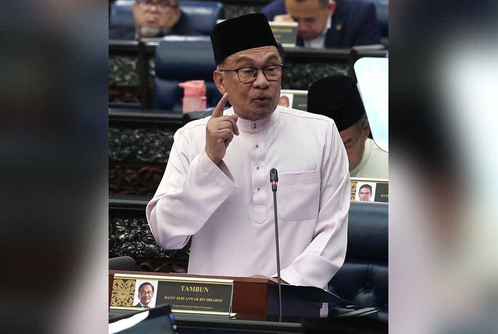 Anwar Ibrahim membentangkan Belanjawan 2024 Malaysia MADANI di Parlimen pada Jumaat. - Foto: Bernama