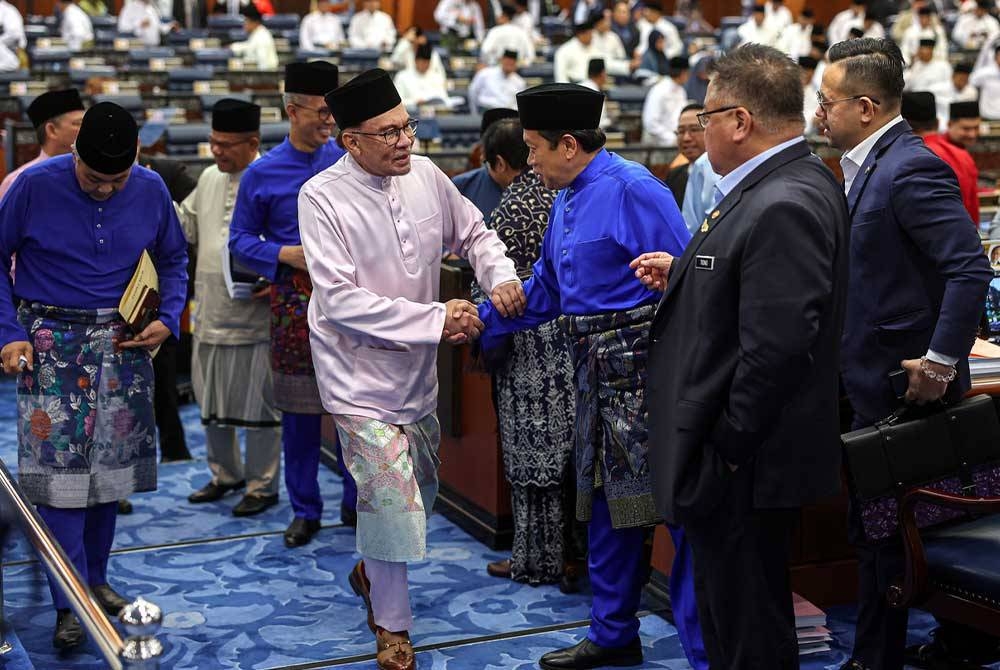 Anwar bersalaman bersama barisan kabinet semasa meninggalkan dewan persidangan selepas membentangkan Belanjawan 2024 Malaysia Madani pada Jumaat. - Foto Bernama