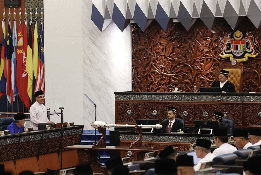 Anwar ketika membentangkan Belanjawan 2024 Malaysia MADANI bertemakan &#039;Reformasi Ekonomi, Memperkasa Rakyat&#039; di Dewan Rakyat pada Jumaat.