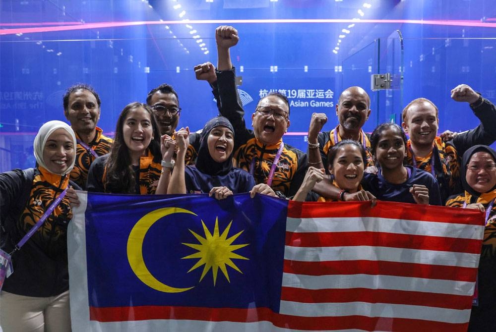 Ketua kontinjen negara ke Sukan Asia Hangzhou 2022, Datuk Chong Kim Fatt (belakang, tengah) bergambar bersama skuad wanita skuasy kebangsaan (depan, dari dua, kiri) Aira Azman, Aifa Azman, Rachel Arnold dan S Sivasangari selepas memenangi perlawanan menentang Hong Kong dalam acara berpasukan wanita akhir sekaligus meraih pingat Emas pada Sukan Asia Hangzhou 2022 di Pusat Sukan Olimpik Hangzhou baru-baru ini. - Foto: Bernama