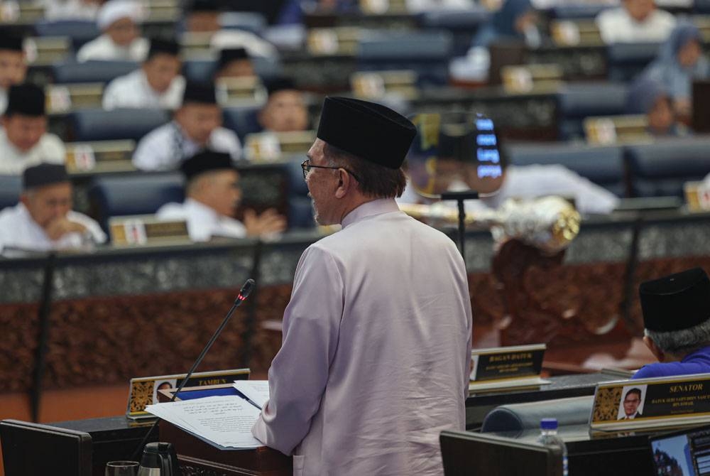 Anwar ketika membentangkan Belanjawan 2024 Malaysia MADANI bertemakan &#039;Reformasi Ekonomi, Memperkasa Rakyat&#039; di Dewan Rakyat pada Jumaat,