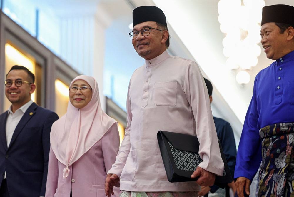 Perdana Menteri yang juga Menteri Kewangan, Datuk Seri Anwar Ibrahim membawa beg dokumen berisi teks ucapan Pembentangan Belanjawan 2024 Malaysia Madani ketika tiba di Bangunan Parlimen hari ini. - Foto Bernama