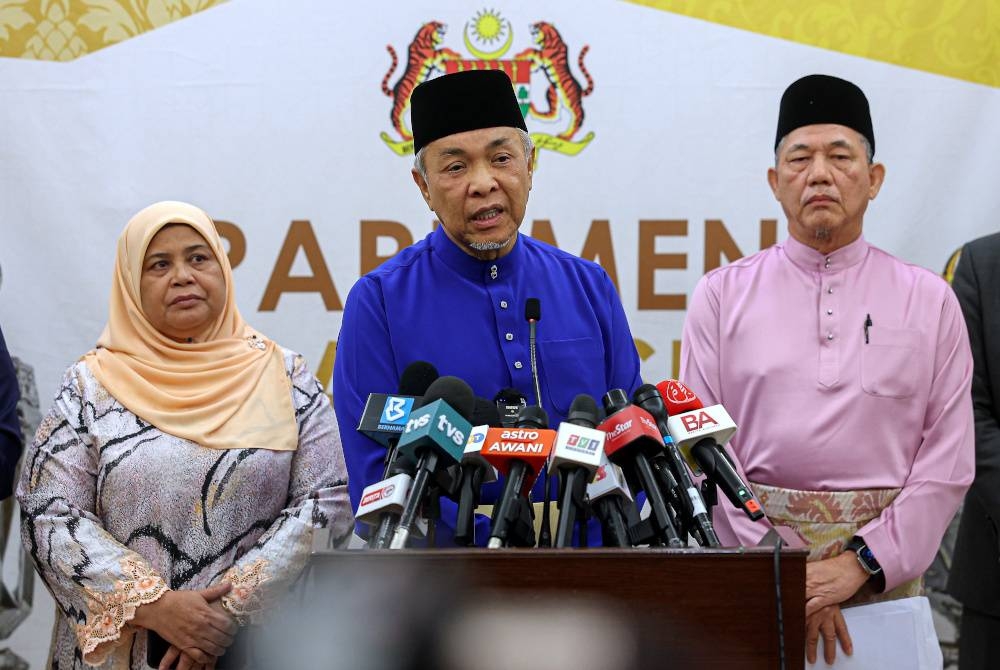 Ahmad Zahid berucap pada sidang media selepas pembentangan Belanjawan 2024 Malaysia Madani di Parlimen hari ini. - Foto Bernama